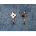 Charm Smaltato Chiave 31 x 14 x 2 mm Bianco /Argemto-Oro - 1 pz